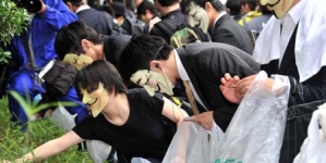 Anonymous Hackers Pick Up Litter in Protest
