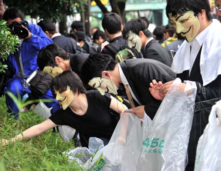 Anonymous Hackers Pick Up Litter in Protest